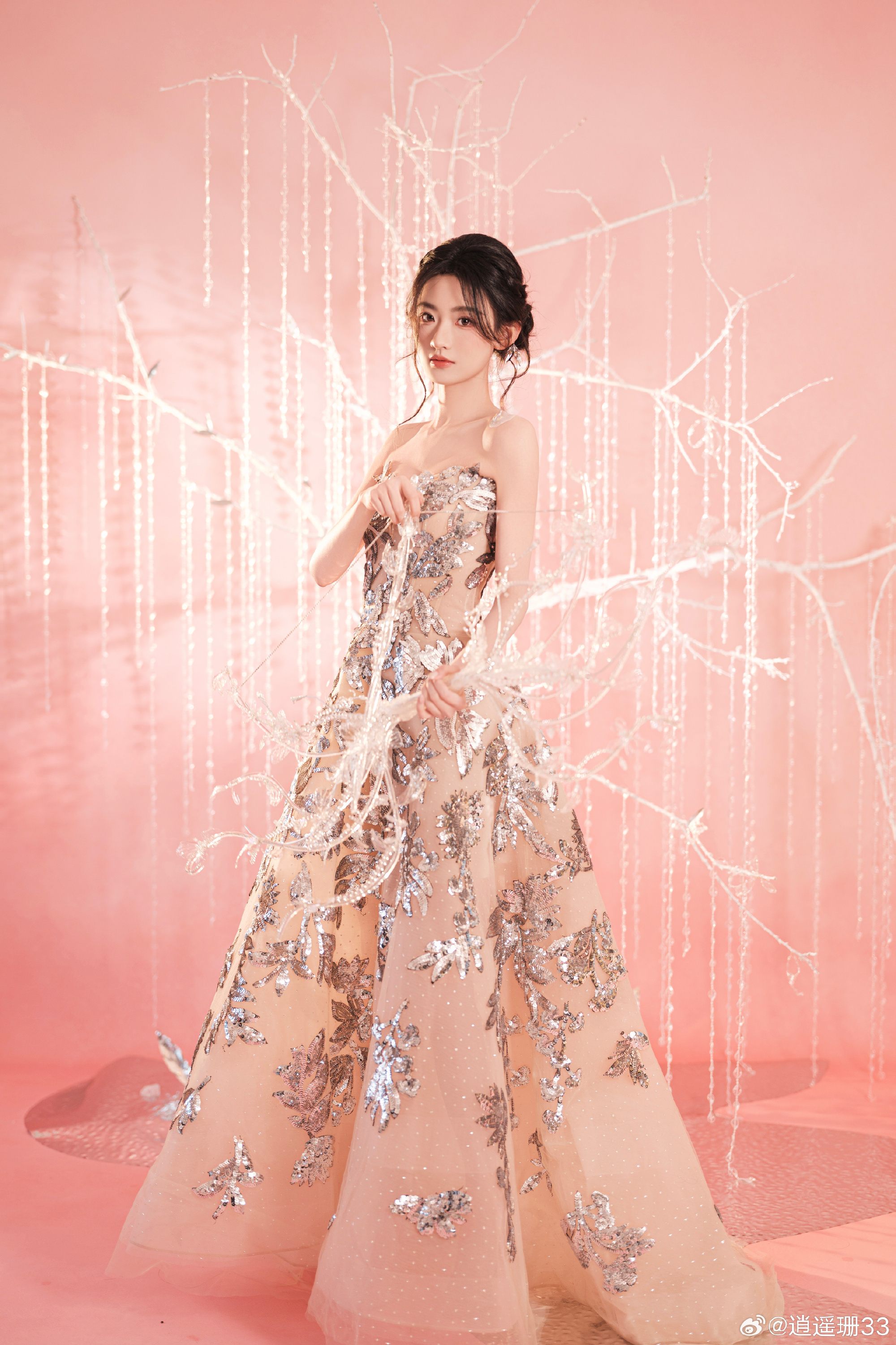 杨雨潼好薄一片 抹胸裙衬得身形好薄，但又不是瘦弱那种，而是带着仙气的清瘦。动态图