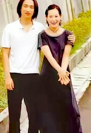 41岁的刘若英嫁给了身价过亿的钟小江，结婚当晚，刘若英提出了3个正常男人都不会接