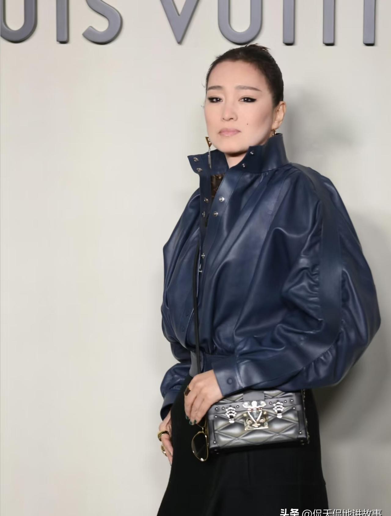 两代“谋女郎”同场，巩俐、章子怡的时尚对决，早已不是简单的衣品PK。
巩俐的造型