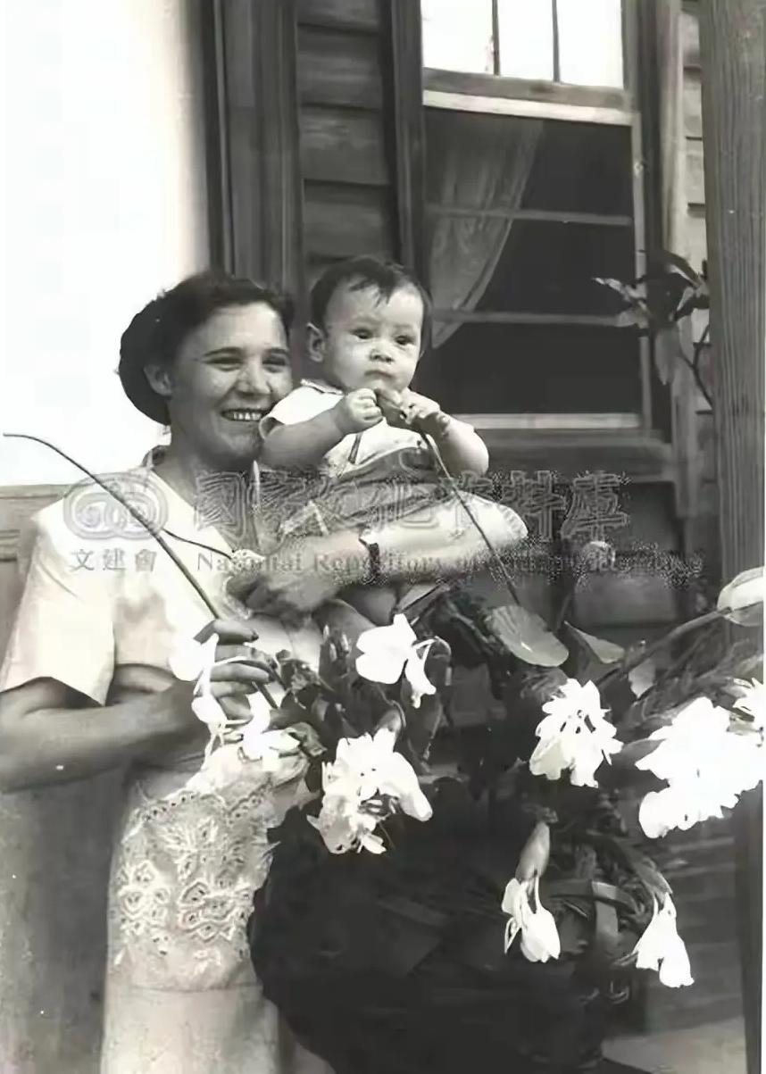 1949年5月，蒋方良抱着7个月大的幼子蒋孝勇在台北留下的合影，蒋孝勇出生在上海