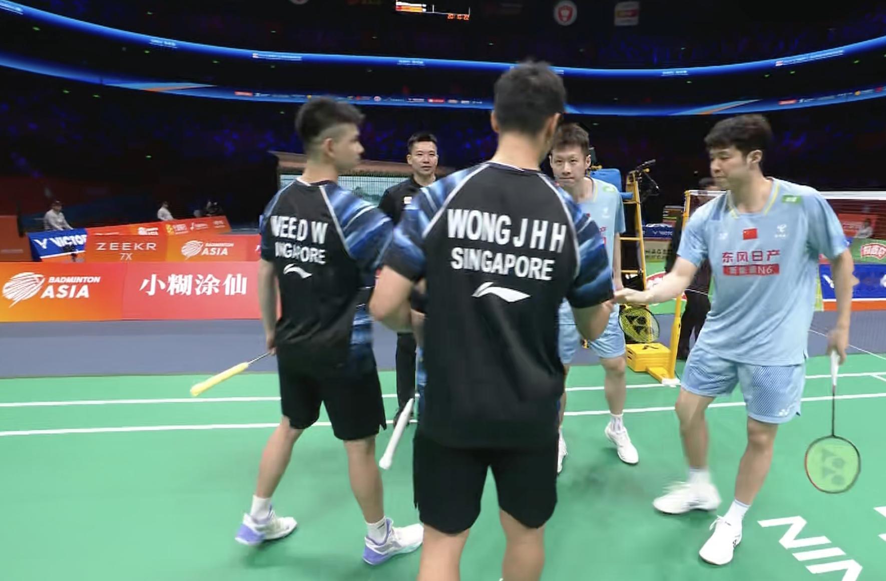 1号场：何济霆/任翔宇🇨🇳 vs 🇸🇬黄家豪/黄劲腾，比赛马上开始！亚羽