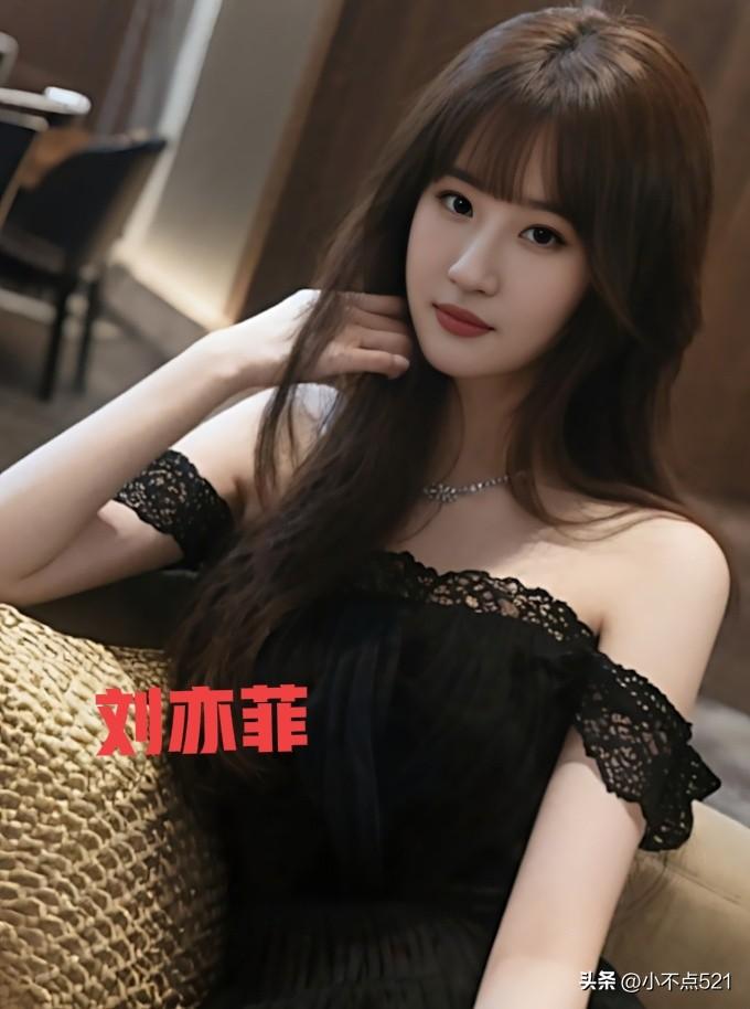 刘亦菲这造型也太美了！[比心]黑色抹胸裙在灯光下闪得我移不开眼，卷发温柔又带点小