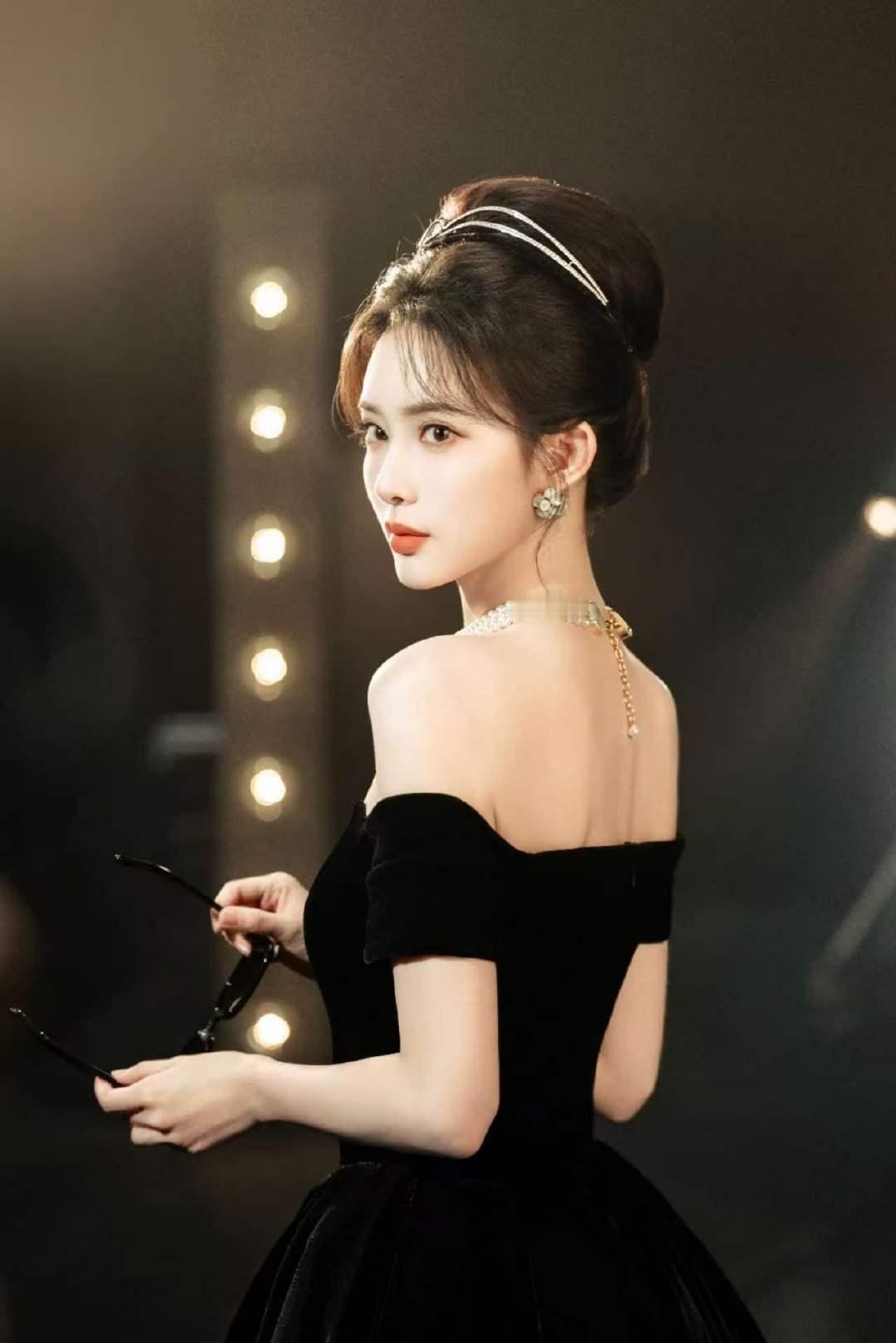 孟子义高级复古格调成片孟子义解锁双面造型美女就是适配多种风格孟子义赫本风珍珠黑裙