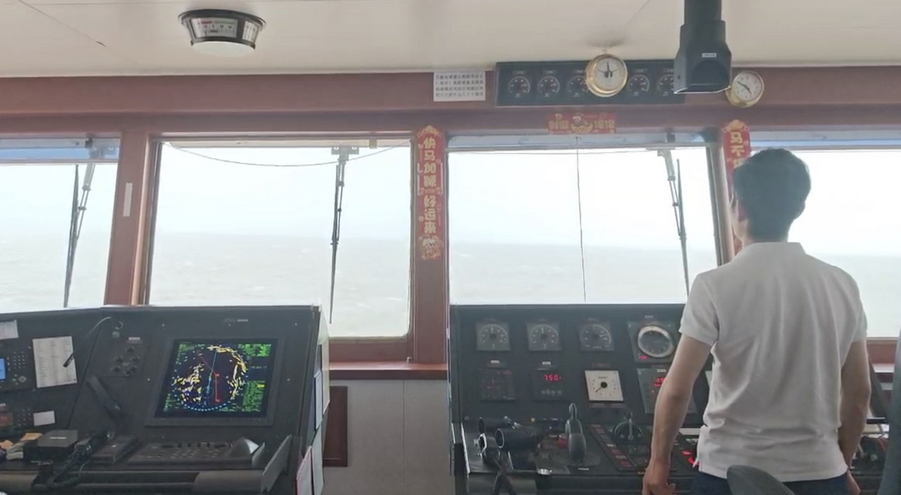 宁波海事出动拖轮护送船舶避风 台风“巴威”逼近，海上风浪骤增，一艘集装箱船在开阔