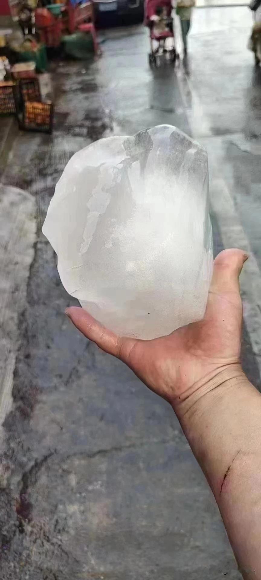 广州这次的冰雹，有点吓人，要是砸到人，不死也残废了，万幸人没事，车子却废了！