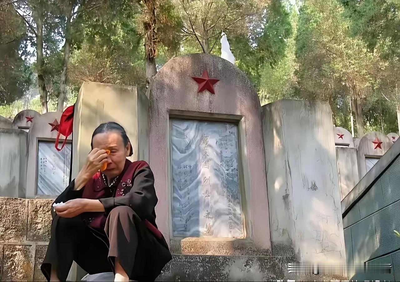 唐友国烈士的妹妹去了麻栗坡烈士陵园，就在哥哥墓前跪下，抱着碑放声哭。她说爸妈都走
