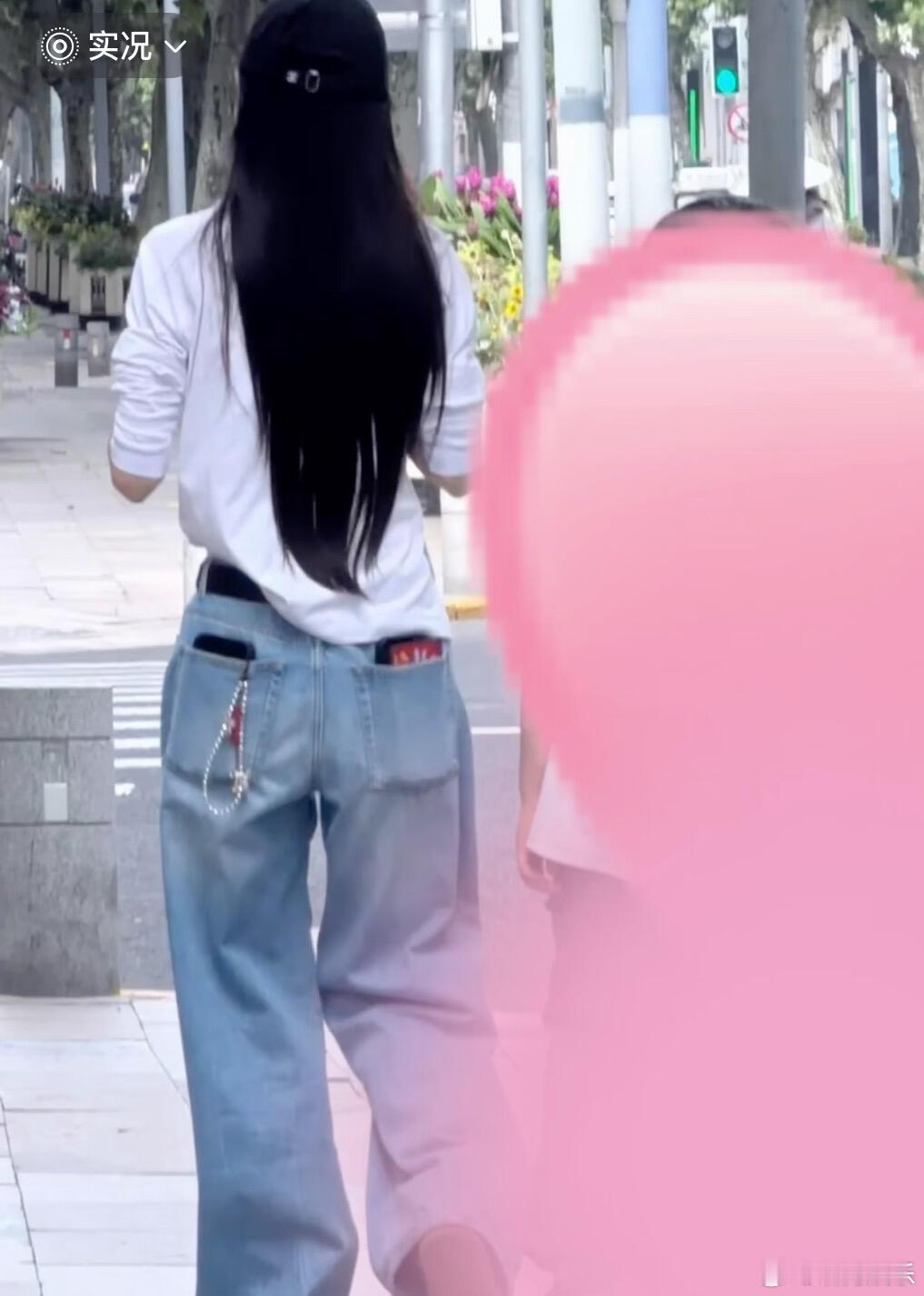 Angelababy出门三个手机起步网友上海偶遇Angelababy，发现一个超