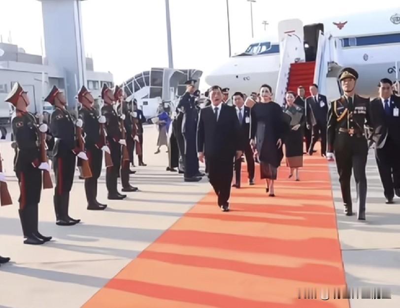 75岁泰王携苏提达王后亲自驾驶波音飞机出国访问，罕见...