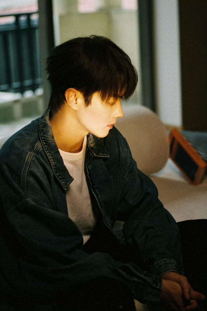 许凯高强度情绪戏许凯正剧可塑性以往总看许凯演偶像剧温情角色，现如今深耕正剧惊艳全