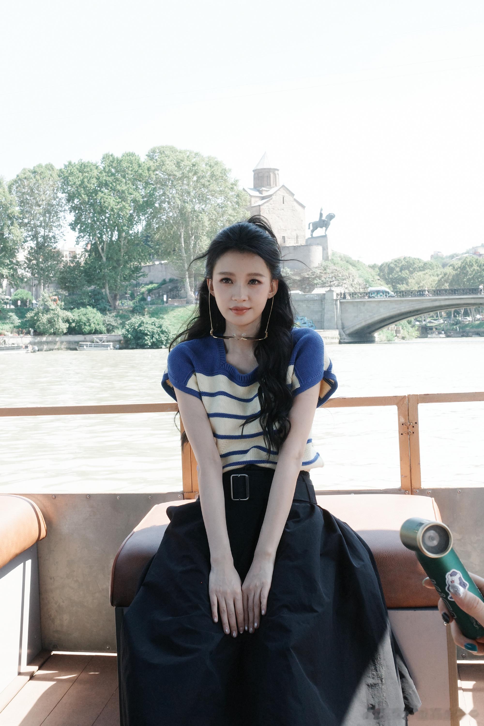 孙怡格鲁吉亚漫游松弛感孙怡远赴格鲁吉亚漫游，沉醉在当地独特的风土景色里，整个人状
