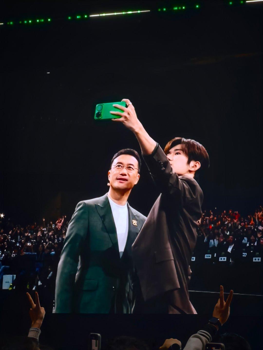 易烊千玺亮相nova发布会 HUAWEI nova全球代言人易烊千玺出席nova