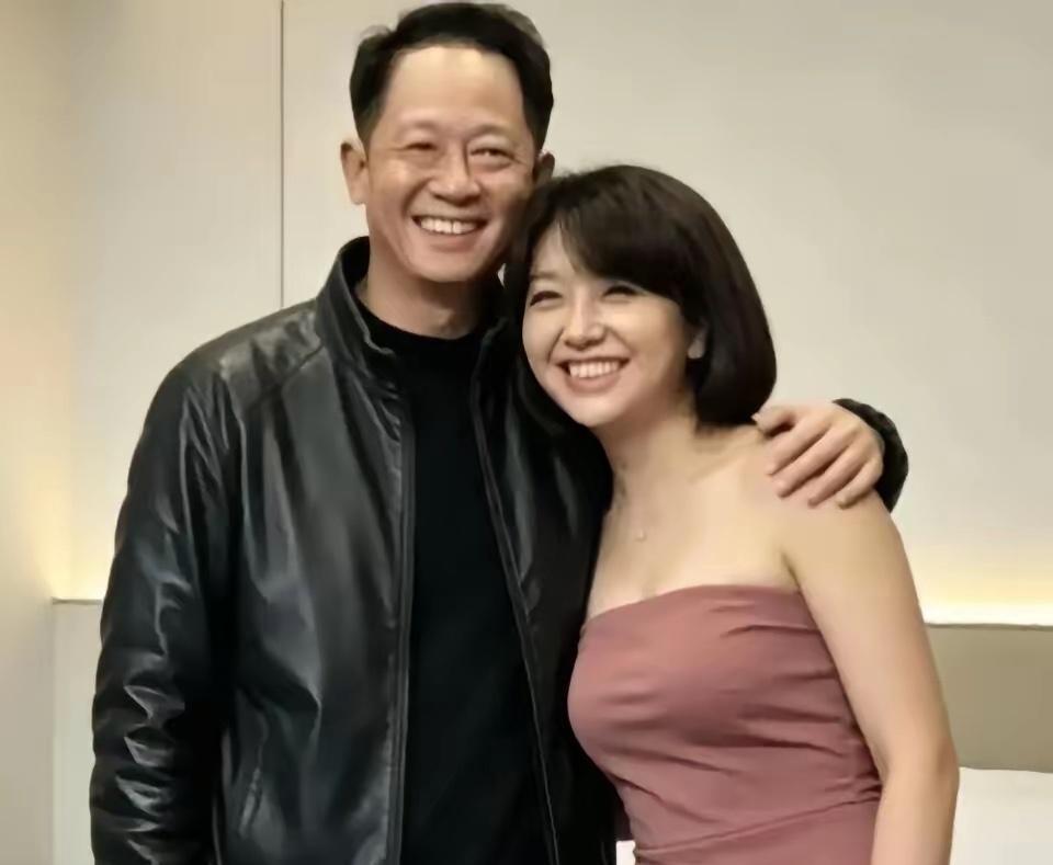 江珊年轻时候其实长得很漂亮，气质杠杠的，打扮得休闲清爽有韵味！