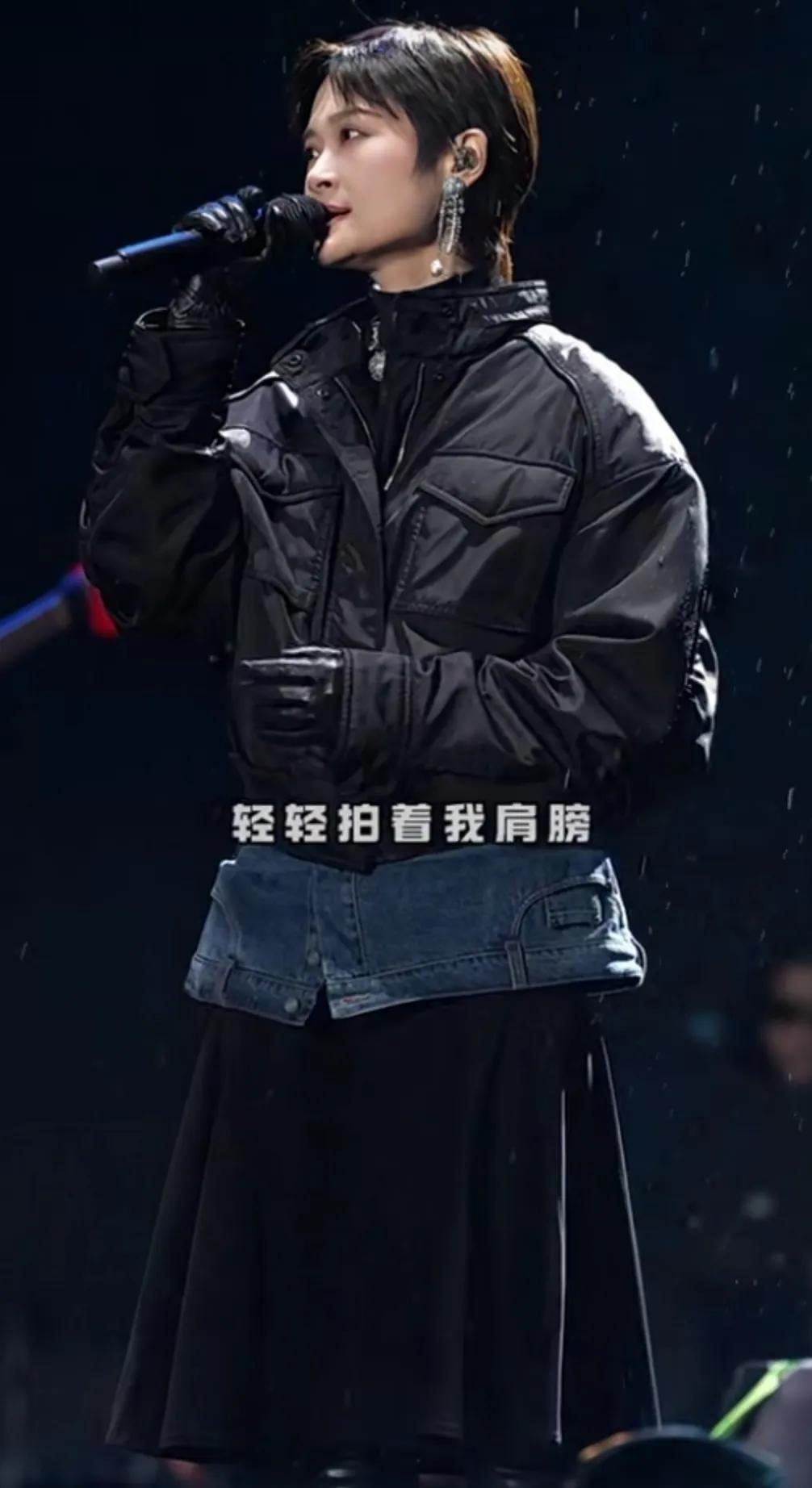 才发现李宇春也很美，面相越来越柔和，没有浓妆艳抹，皮肤又很好，长得干干净净的。