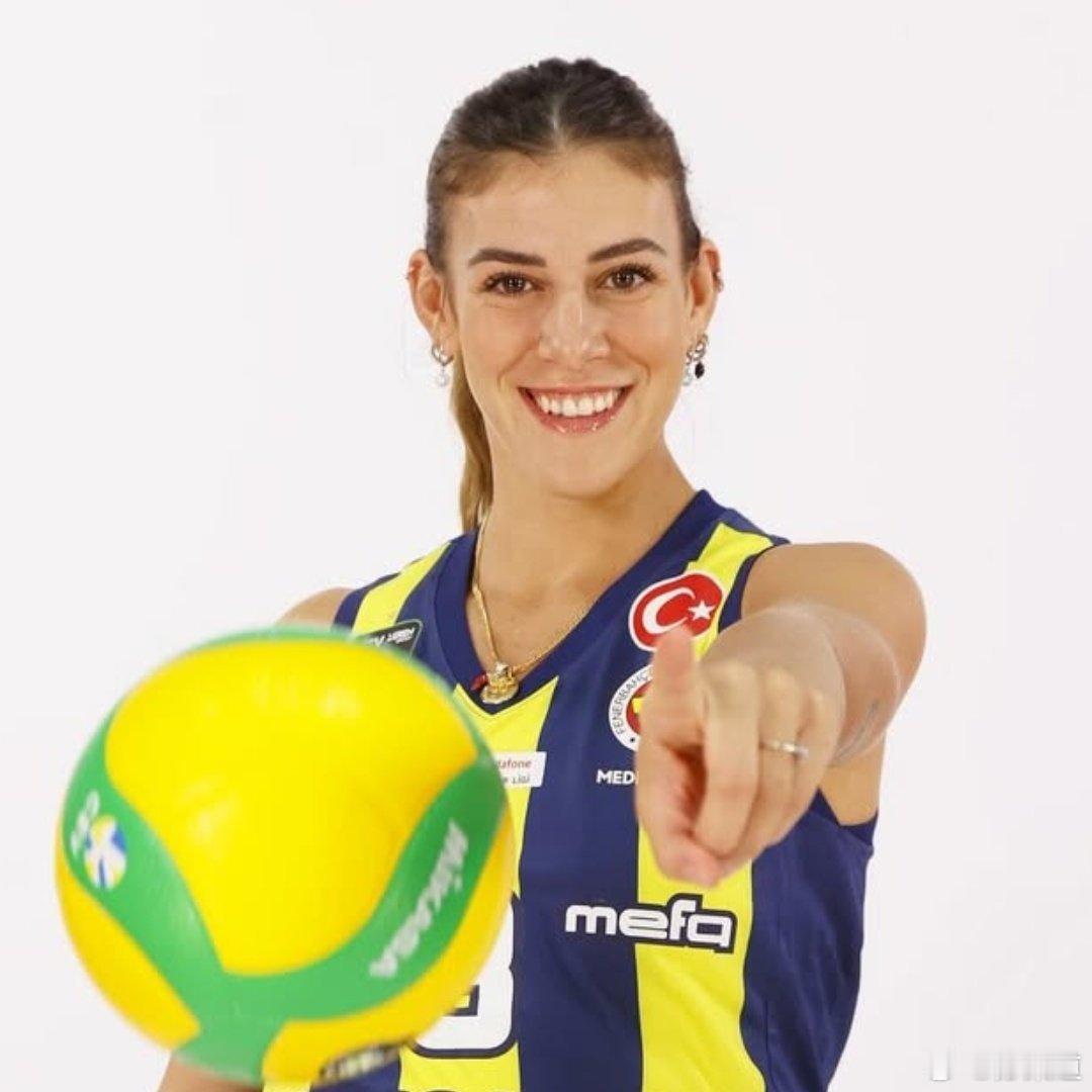 奥罗伤缺本周末联赛！昨天训练中，效力费内巴切的奥罗感到右大腿后侧肌肉疼痛，经检查