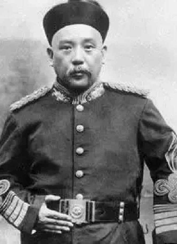 临死前袁世凯把儿子叫到床前：“你不要送葬，开枪打死穿红衣服的人。”几天后，他又把
