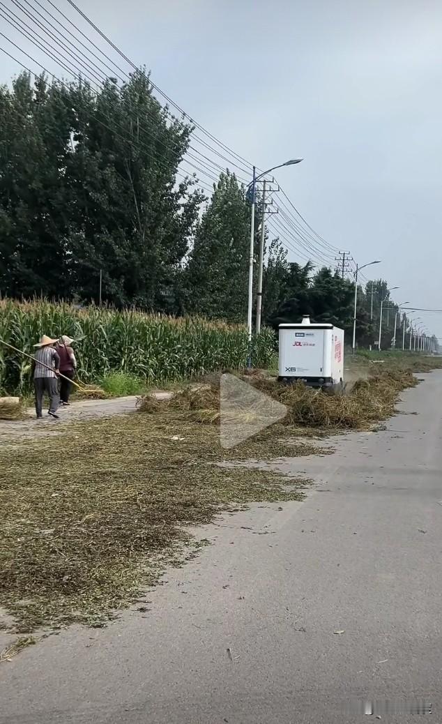 两个妇女无语看着碾压她们正在晒的干草。

无人驾驶，当下识人应该没问题，但识物的