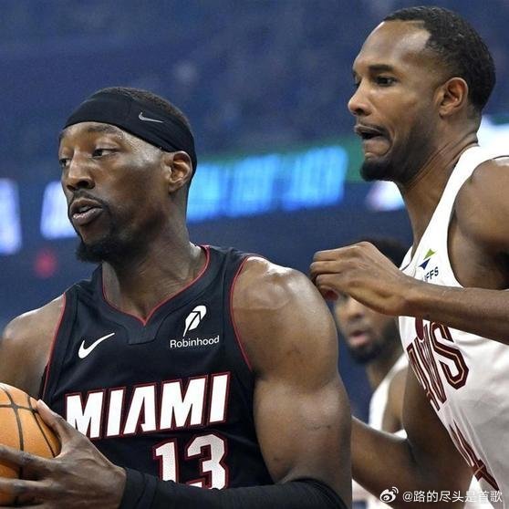 《热火差点被翻盘！阿德巴约17+10+7稳住军心，骑士末节崩了，八人得分上双背后