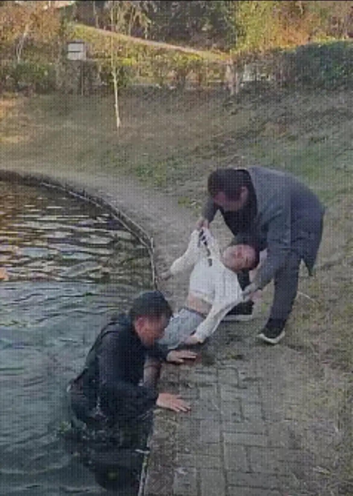 好人一生平安！
江西两黑衣男子在池塘边散步时，突然发现水里有浪花，怀疑是有人掉下