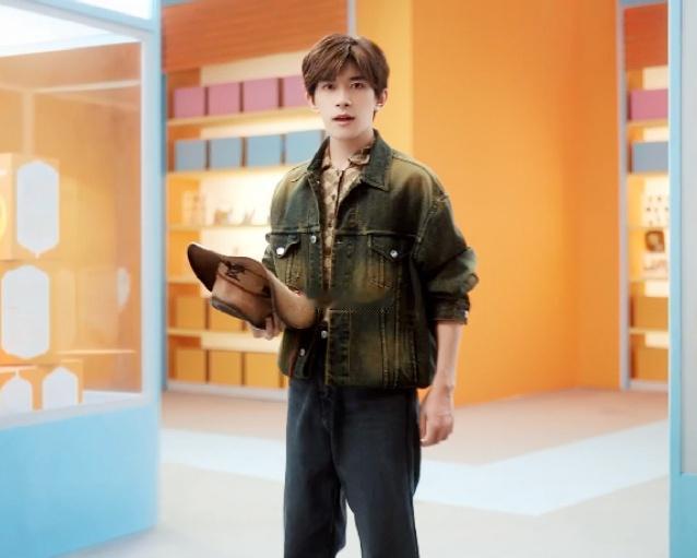 谁懂易烊千玺牛仔工装的适配度！宽松设计自在又有范儿，牛仔蓝的复古感超到位，行走间