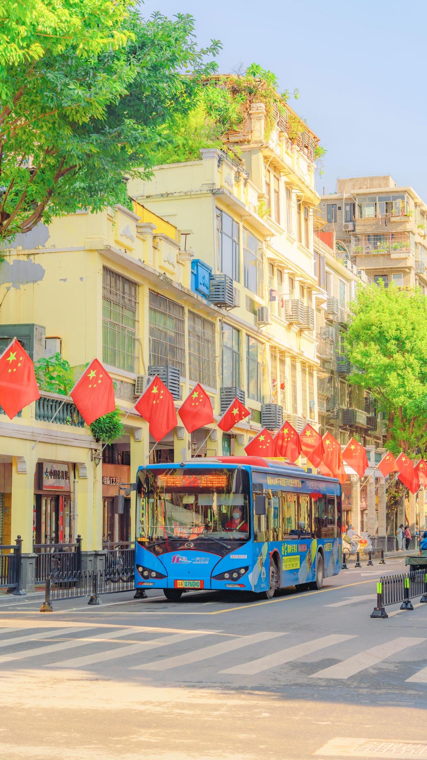 国庆节来临，来广州恩宁路拍照吧。恩宁路街道：站在街道中间，以低角度拍摄...