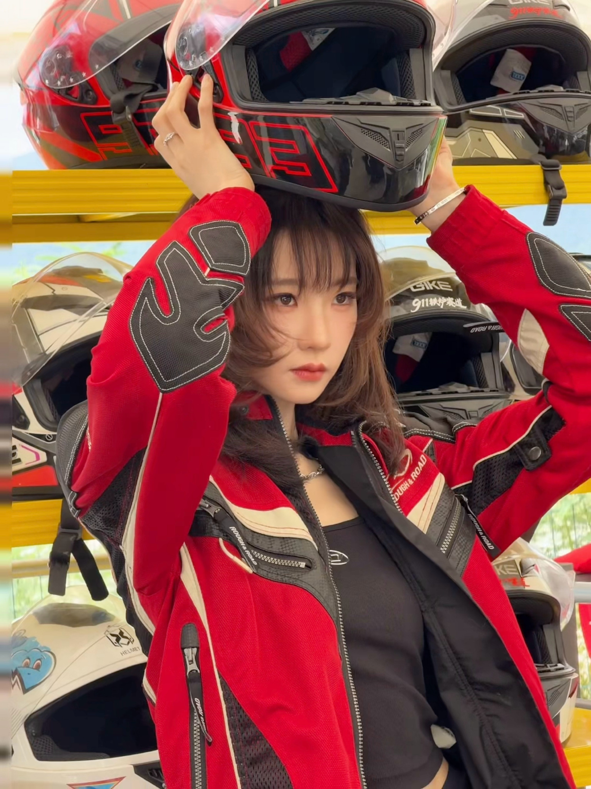 张艺凡红黑赛车服张艺凡不是甜妹是酷姐解锁全新赛道风格，红黑赛车服搭配墨镜，张艺凡