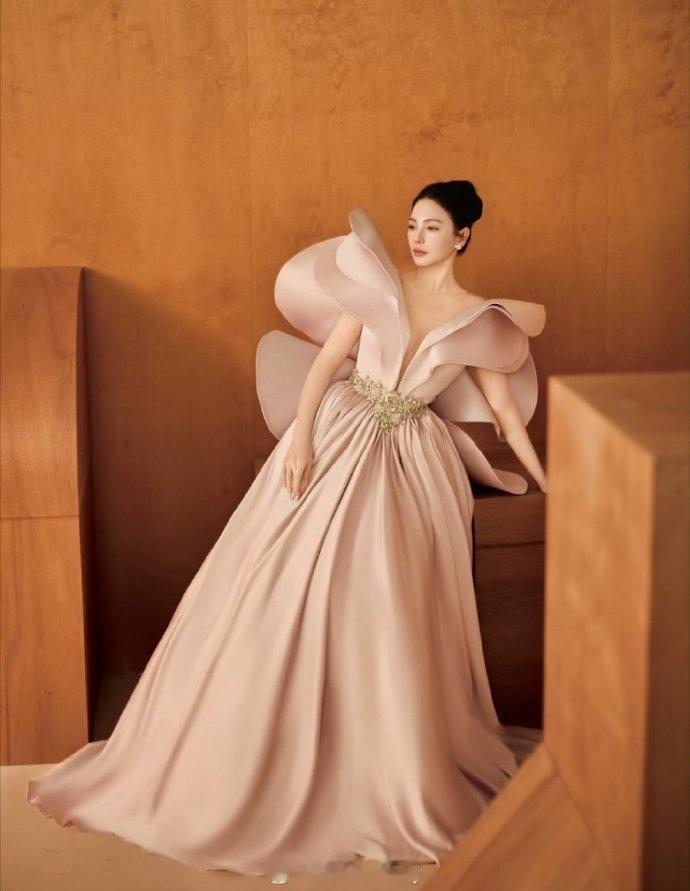 女明星W年度盛典出图 张雨绮明艳自带张力、李沁温婉如春日风，林允俏皮满是元气、周