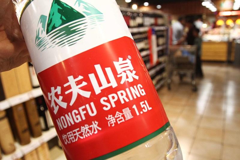 云南00后女孩返乡创业做水，品牌名取的“国赤山泉”，创意完全来自老家村后那座叫国