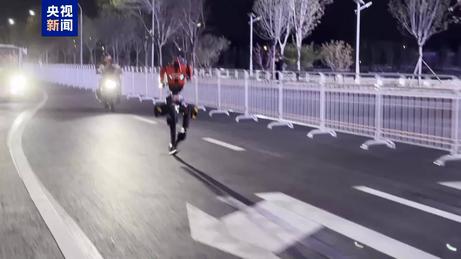 荣耀机器人“闪电”“元气仔”官宣出征本月的北京亦庄马拉松比赛