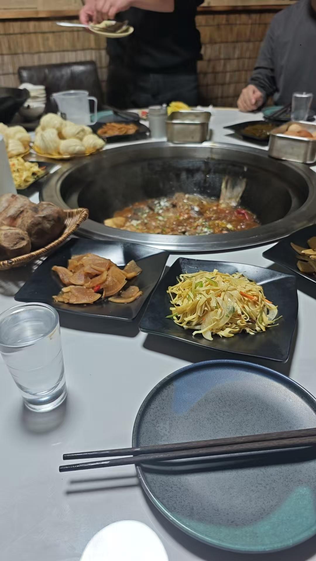 祖祖辈辈流传下来的勤俭节约，不浪费一滴粮食，一直是中华儿女的光荣传统。一顿饭菜才