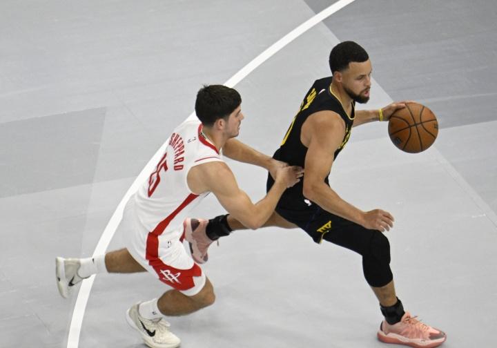 库里太拼了，帮手太少了，最后五分钟燃尽了自己的能量，三分４投０中，还有两次失误，