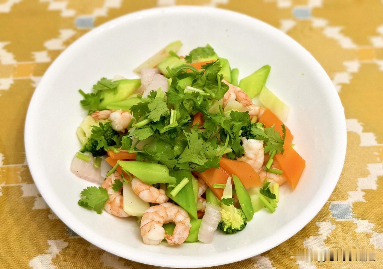 凉拌虾仁
煎黑椒鸡胸肉
五香煎豆腐。
辅菜彩椒、生菜、西红柿。
主食煮鸡蛋、馒头