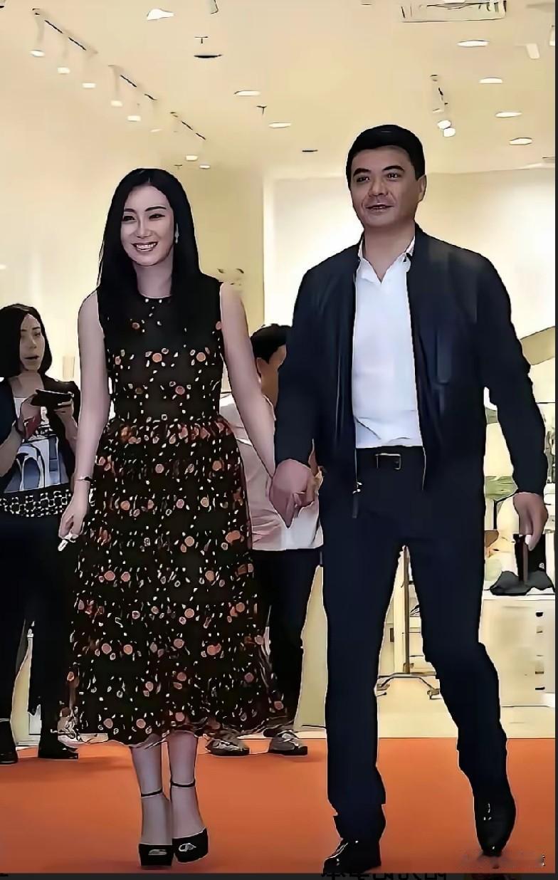 不得不说，秦海璐真是越活越美丽了，这背后王新军的爱功不可没。之前秦海璐在综艺里谈
