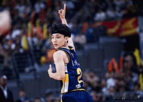 冬至日，CBA安排了一场强强对话的比赛，广东队对阵青岛队，此役胡明轩缺阵，崔永熙