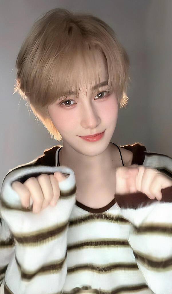 姐妹们 美颜暴击啊 张真源好甜呀太娇羞了，儿子彻底变娇媚闺女了时代少年团 张真源