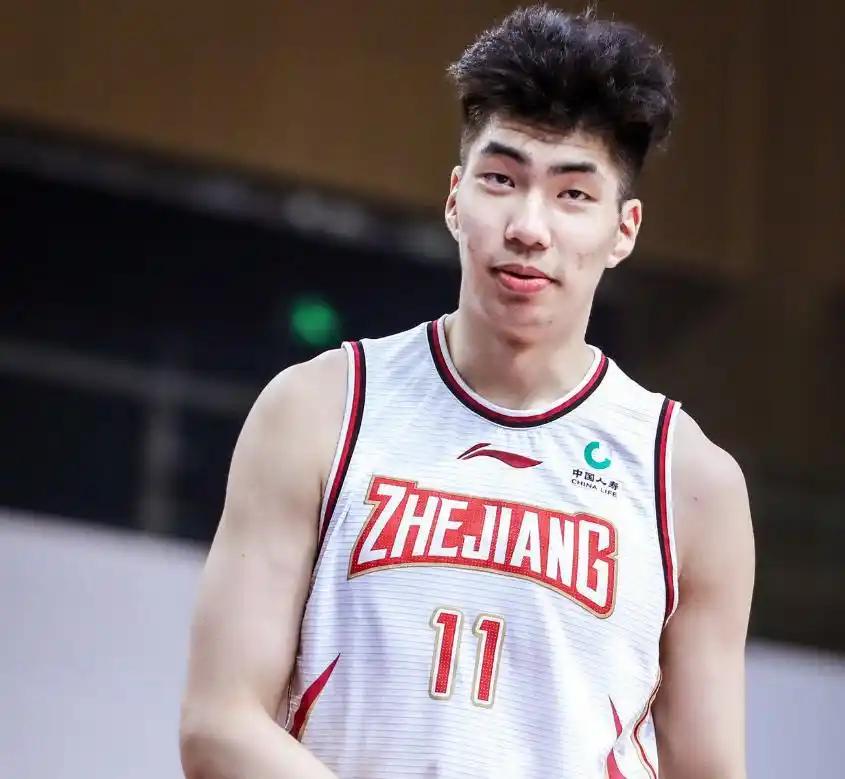 余嘉豪铩羽而归！
近期，有CBA媒体人透露余嘉豪新赛季将重返浙江男篮，浙江中锋将