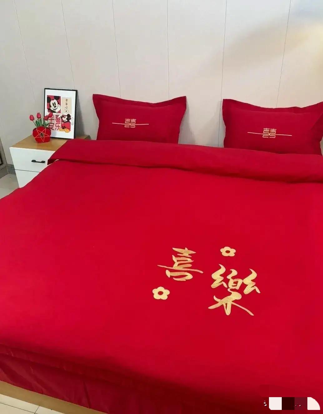 新婚的床被大姑姐睡了

新婚床被大姑姐睡了，这事儿该咋解？

小两口新婚，本是欢