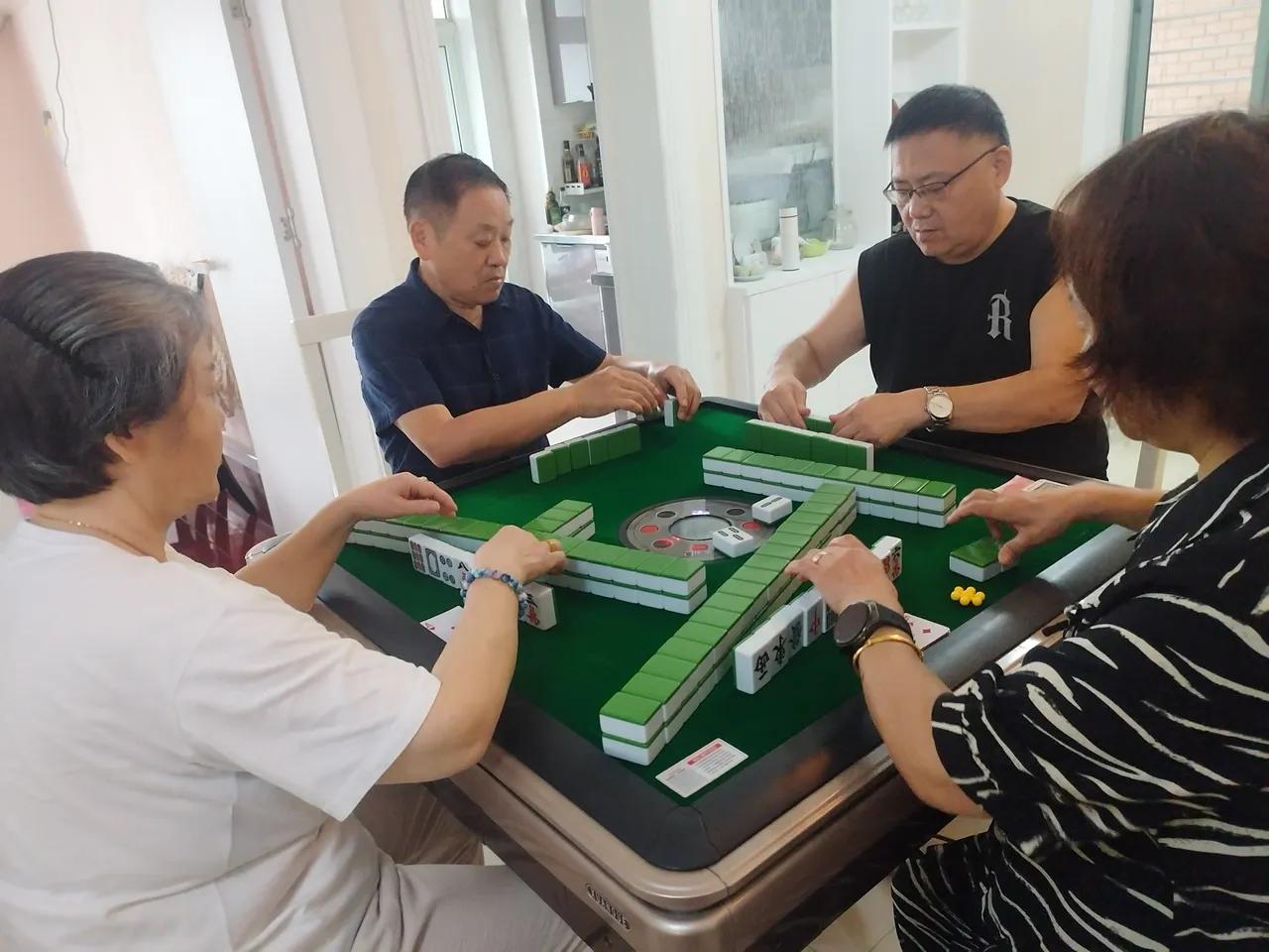 有时候，我也写一点玩玩麻将的小作文，就招来不少网友的非议，

老王是个赌鬼！一天