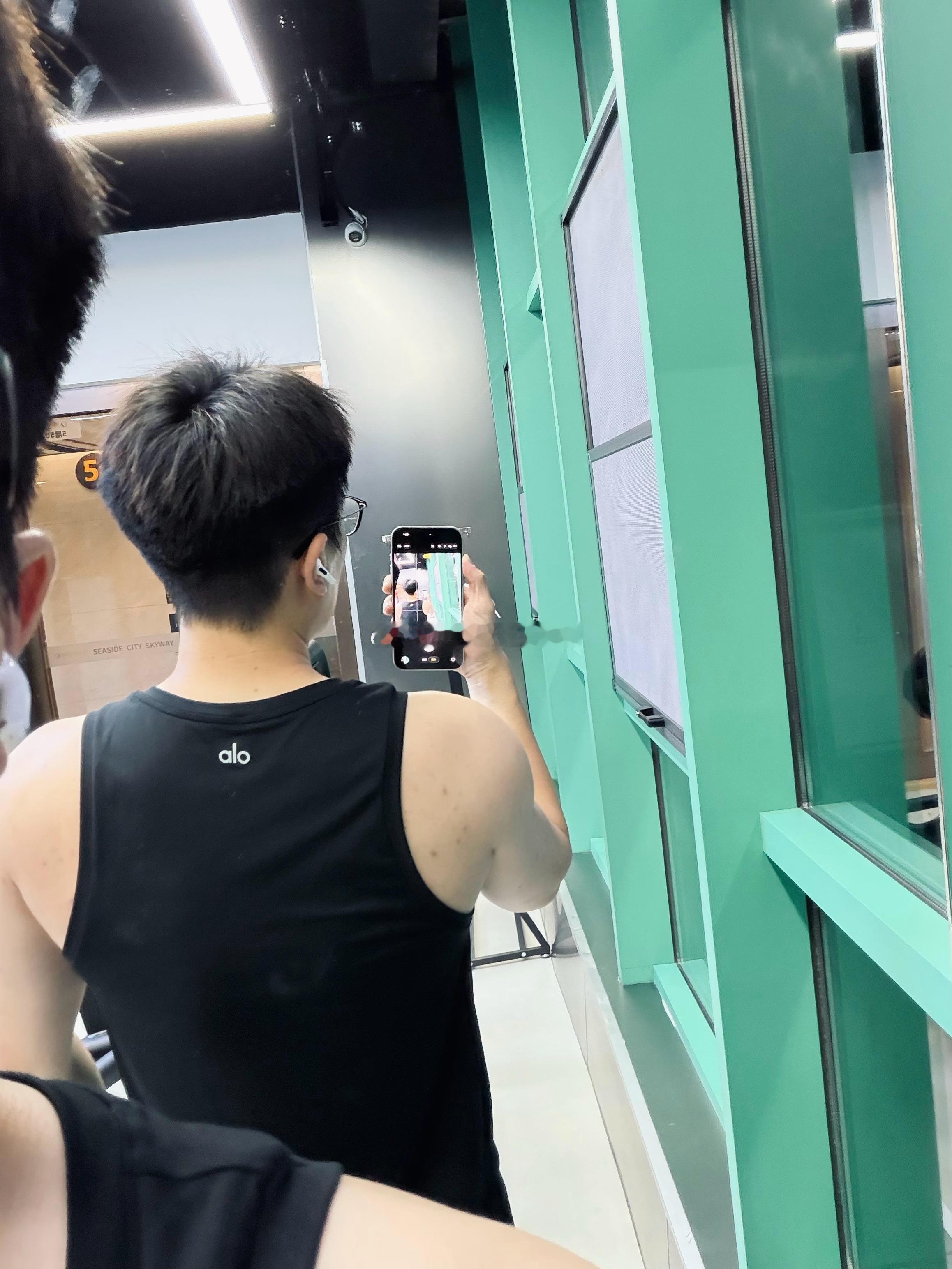 500块买一件背心 已经是我最奢侈的事了 