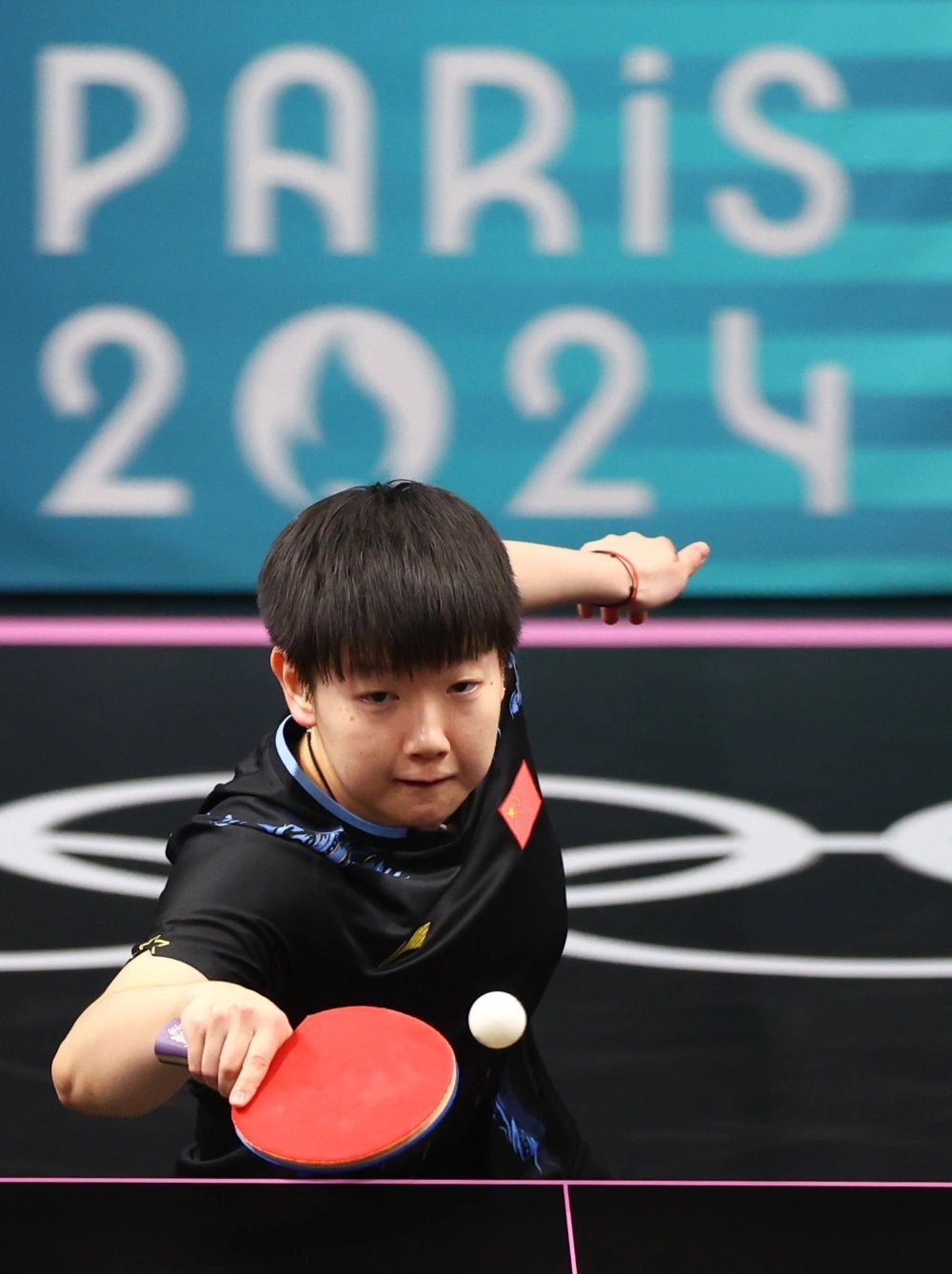 孙颖莎不仅球技高超，而且性格开朗，与队友们相处融洽，是队伍中的开心果。 