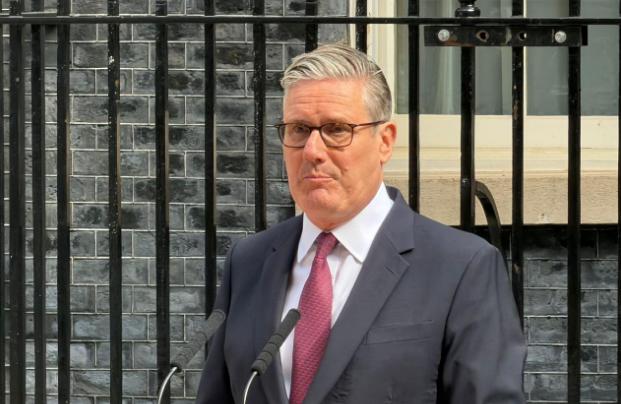 斯塔默宣布辞职，英国七年来将迎来第六位首相

22日上午，英国首相斯塔默在唐宁街