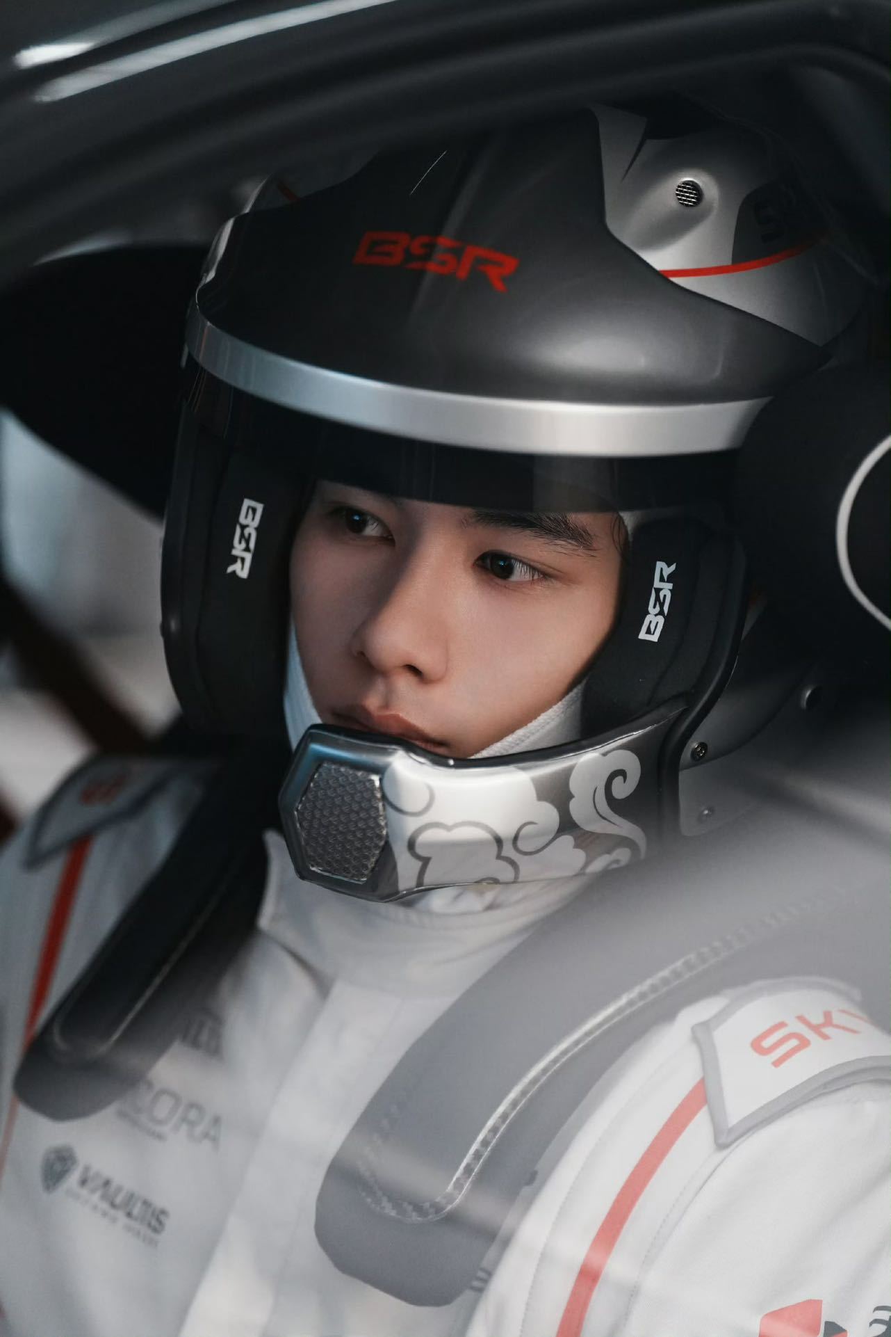 胡先煦上海路透生图 生图直出也超能打，白金发色衬得眉眼愈发清俊，走路自带一股劲，