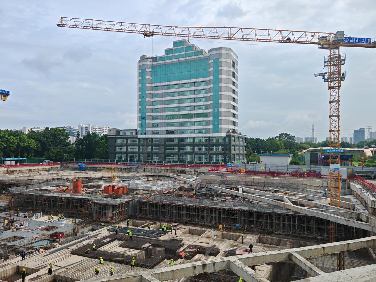 广州开发区西区新地标火热建设中，现在仍然处于地下层施工阶段，泥头车和搅拌车日夜穿
