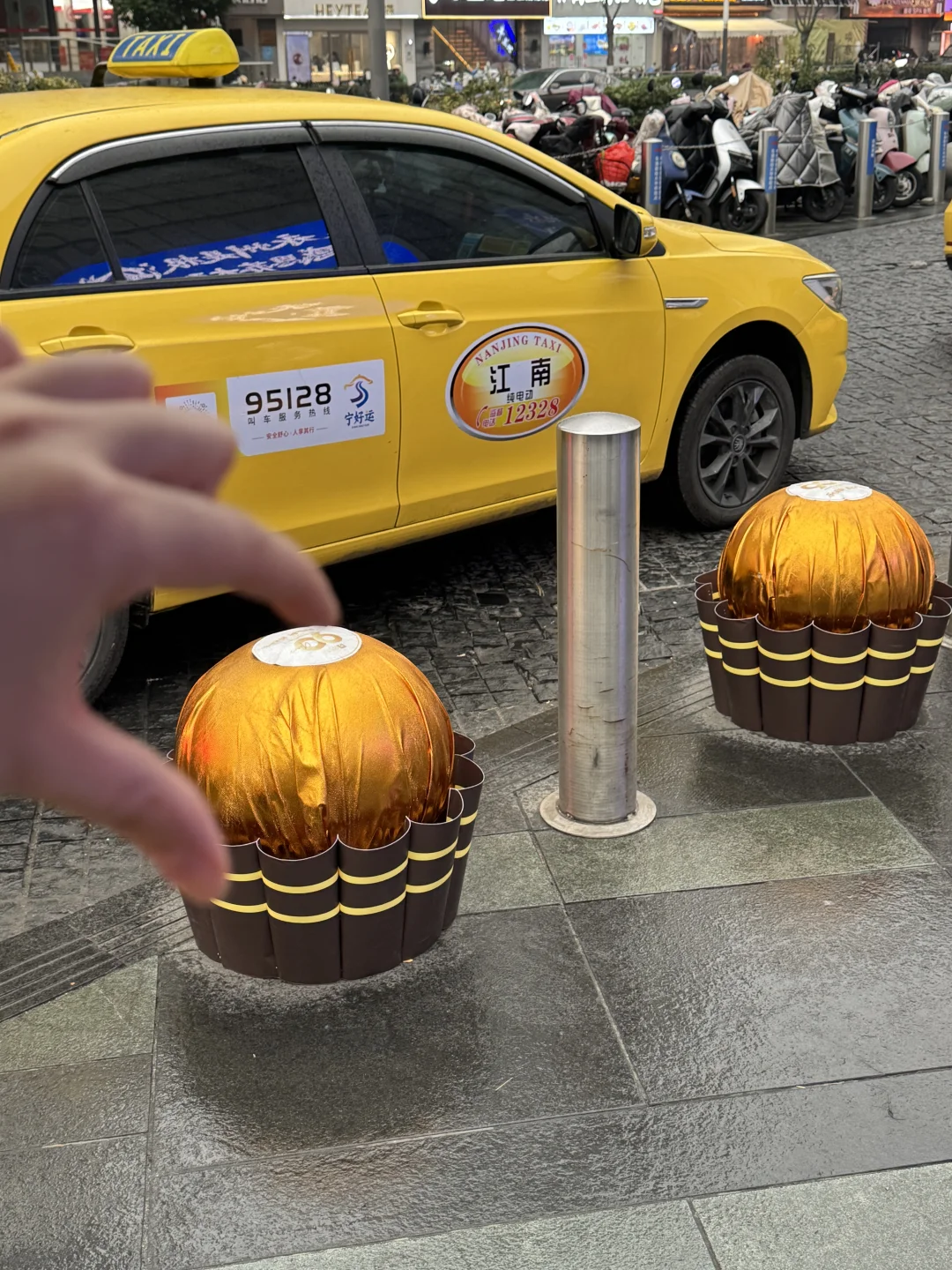 南京太抽象啦 直接把费列罗放地上😄