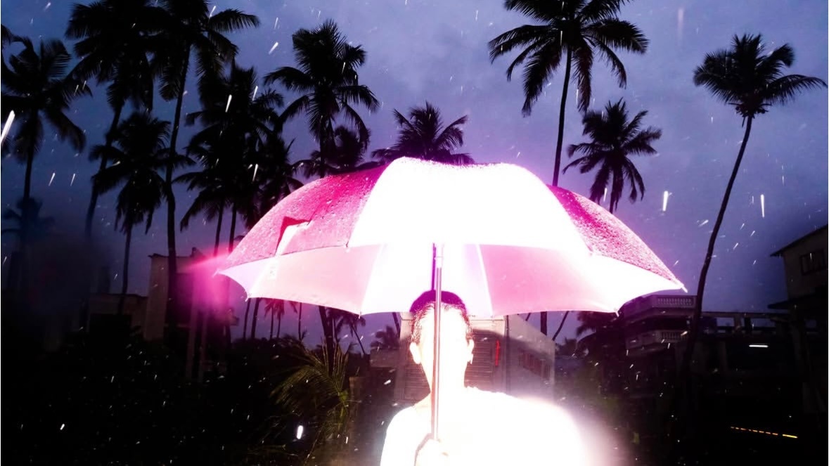 “我们每个人 / 不过是斟满雨水的杯子”Yash Sheth 镜头下如蓝色幻梦般