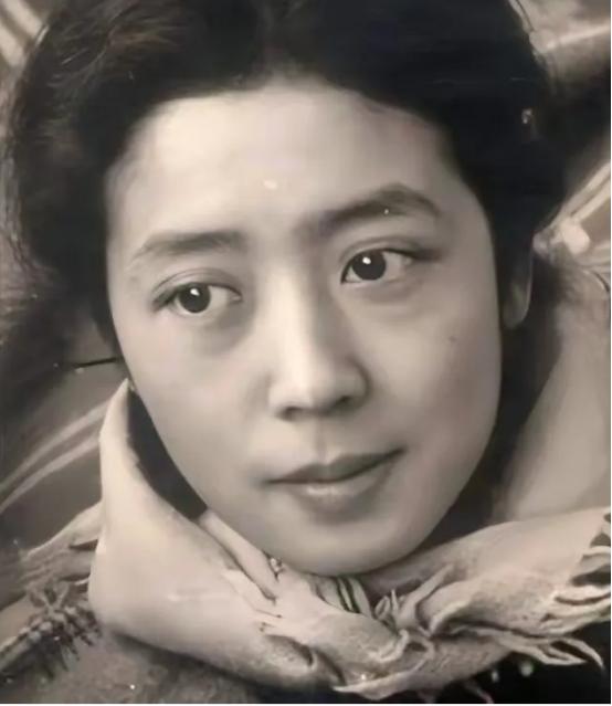 1940年，《雷雨》作者曹禺，出轨一个23岁的女学生，他的清华才女妻子得知此事后
