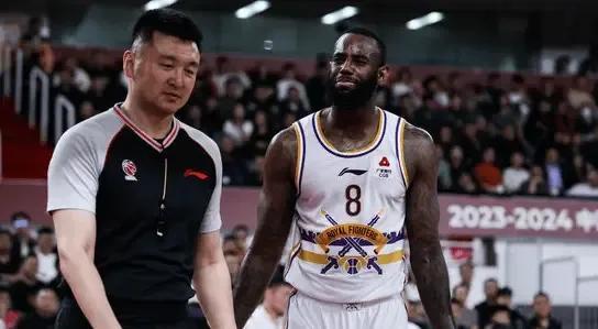 据媒体人爆料北控男篮外援桑普森已经返回美国，因家中有人去世悲痛不已上一场勉强打了