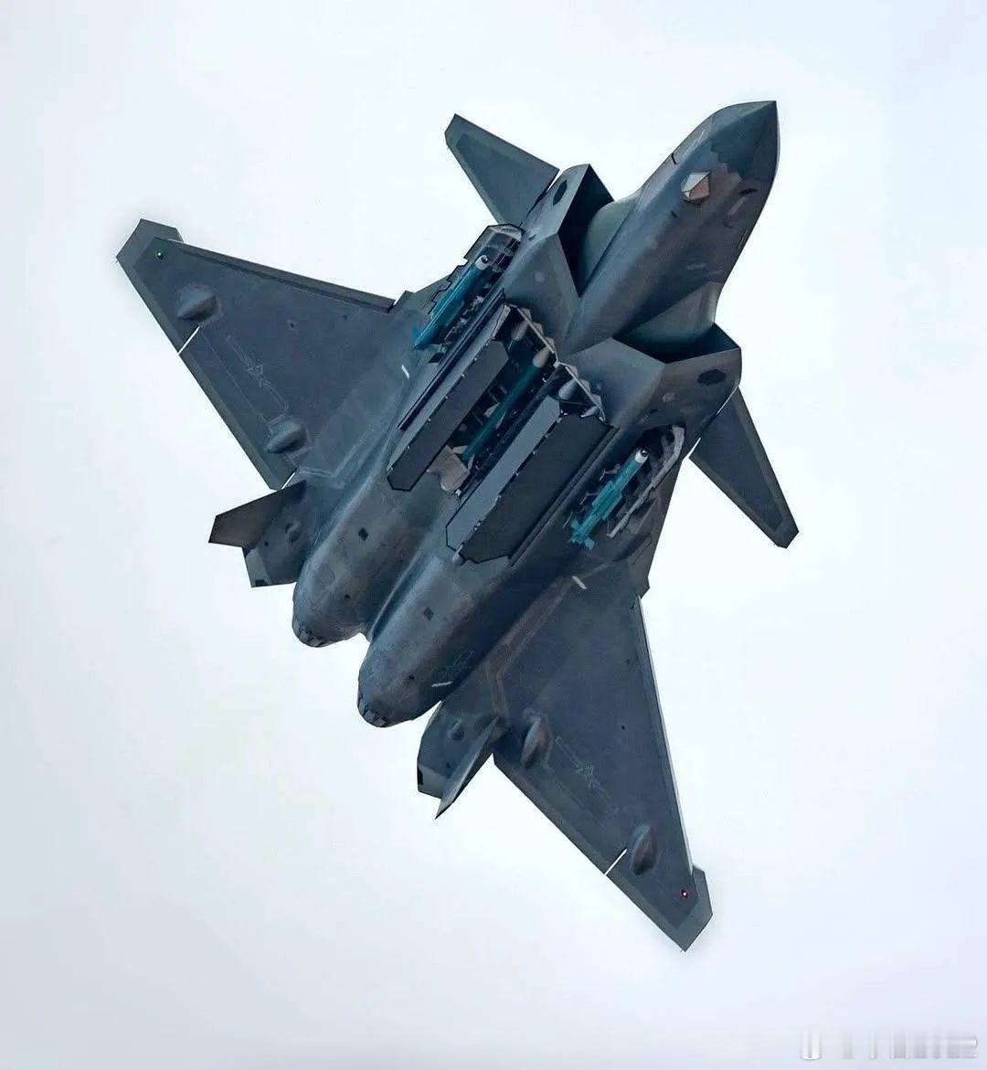J20的开舱图空中实射PL10。这两天说什么飞跃对马海峡，这有什么好说的[吃瓜]