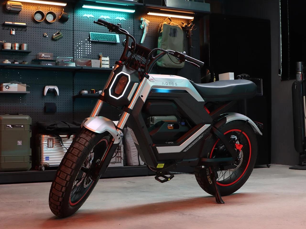 电动交通工具的普及需要兼顾理性实用性与感性体验感，理性层面体现在油价上涨背景下电