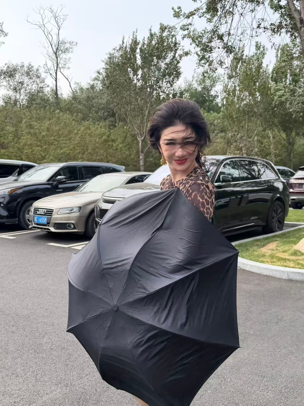 还好黄奕头发是真的 阿那亚十级大风，吹不乱黄奕的复古大卷发 海浪电影周 ​​​