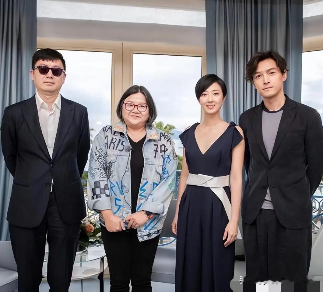 左一是导演刁亦男，凭借《白日焰火》拿下柏林金熊奖。右一著名演员胡歌。右二美女是《